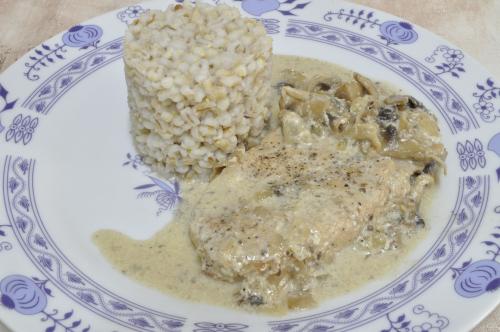 Vepřové plátky s houbami a ječnými kroupy – Snadné recept z Česko kuchyně, hotový za 30 - 45 minut